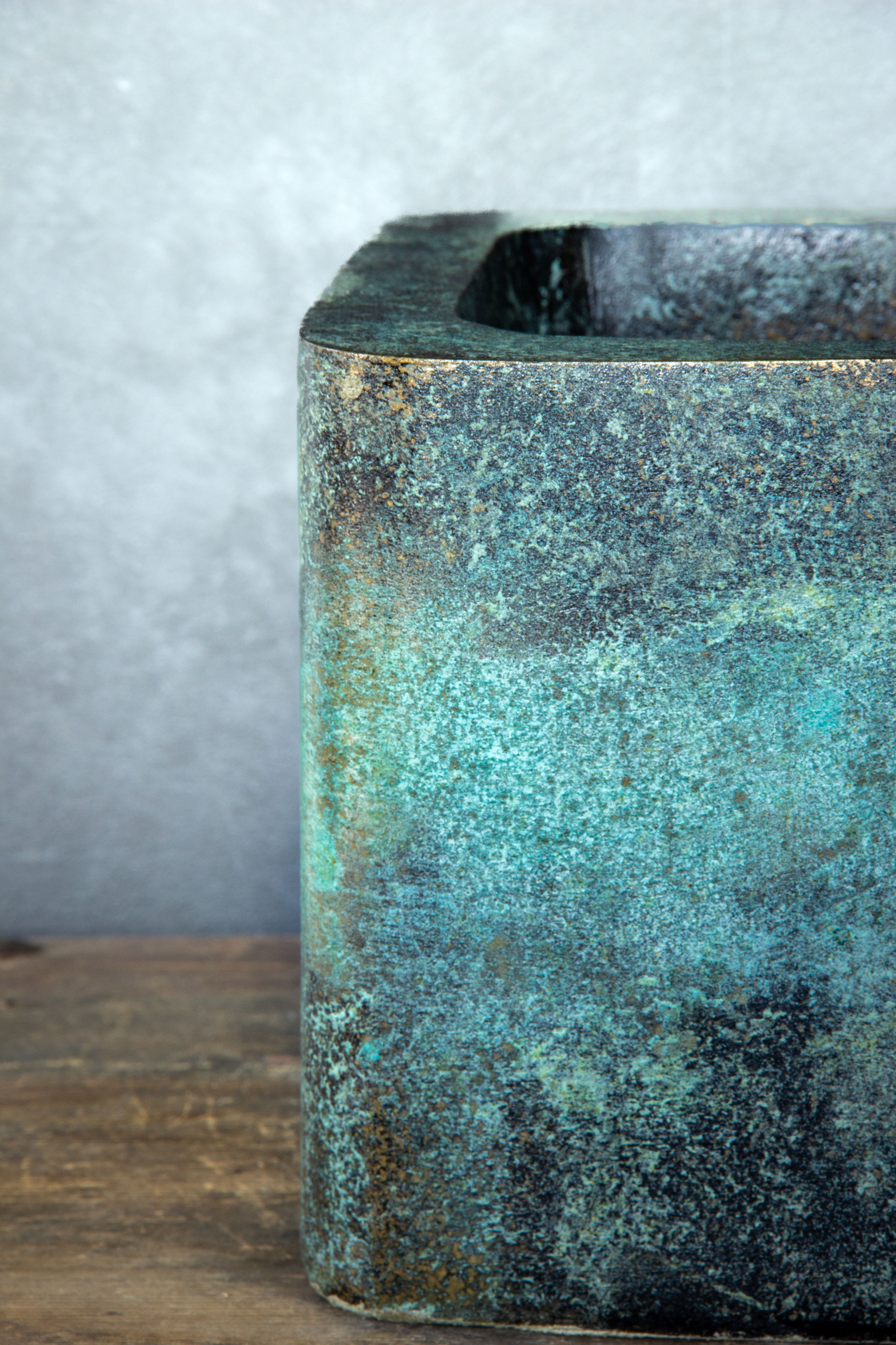 Turkusowa osłonka w efekcie kortenu, ręcznie wykonana z charakterystyczną patyną